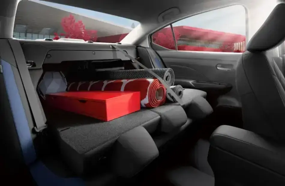 Banco traseiro do Nissan Versa rebatido para transportar objetos longos