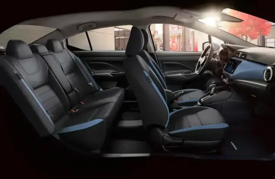Cabine do Nissan Versa com bancos e painel