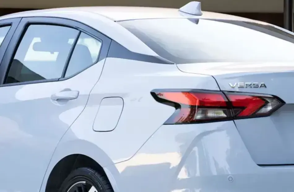 Detalhe da lanterna e da traseira do Nissan Versa