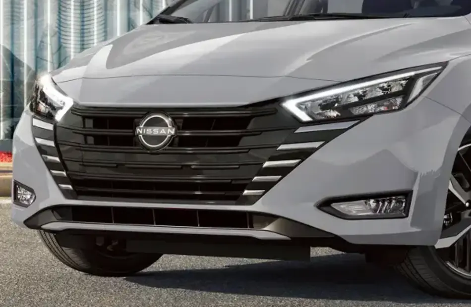 Detalhe da grade frontal e dos faróis do Nissan Versa